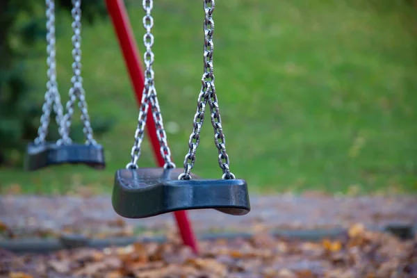 Close Balanços Corrente Playground Outono Com Fundo Embaçado — Fotografia de Stock