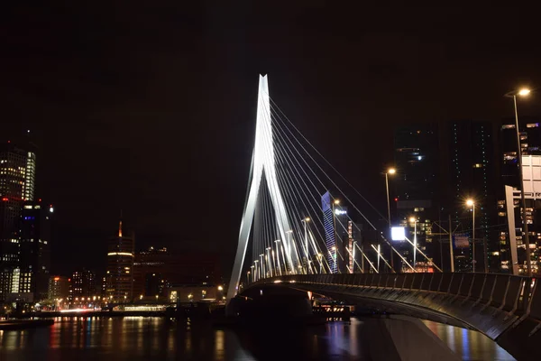 看河上的一座桥和夜晚的城市灯火 — 图库照片