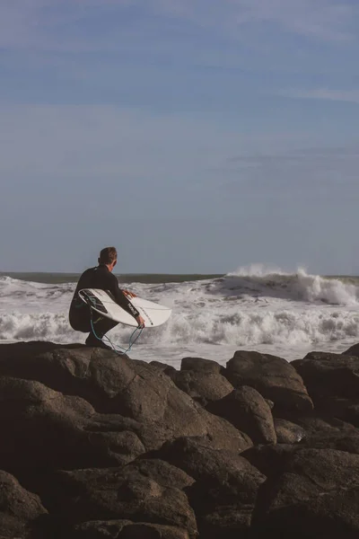 Una Vista Posteriore Surfista Una Roccia Costiera Dopo Onde Schiumose — Foto Stock
