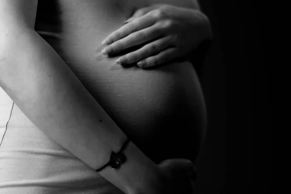 Close Tons Cinza Uma Fêmea Grávida Segurando Sua Barriga — Fotografia de Stock