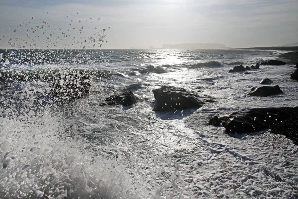 Pohled Vlny Přicházející Reynisfjara Black Beach Island Skalními Útvary Pozadí — Stock fotografie