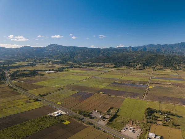 Eine Landschaft Landwirtschaftlicher Feldfrüchte Umgeben Von Hügeln Sonnenlicht Auf Dem — Stockfoto