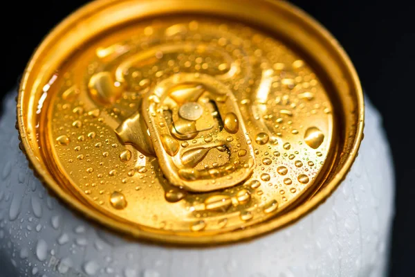 Een Close Shot Van Bovenkant Van Het Bierblikje Met Waterdruppels — Stockfoto