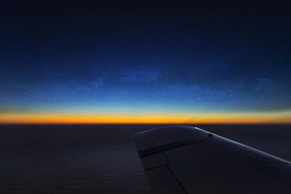 Mesmerizing View Plane Wing Sunset Blue Dark Sky Stars Sunlight — Stock Photo, Image