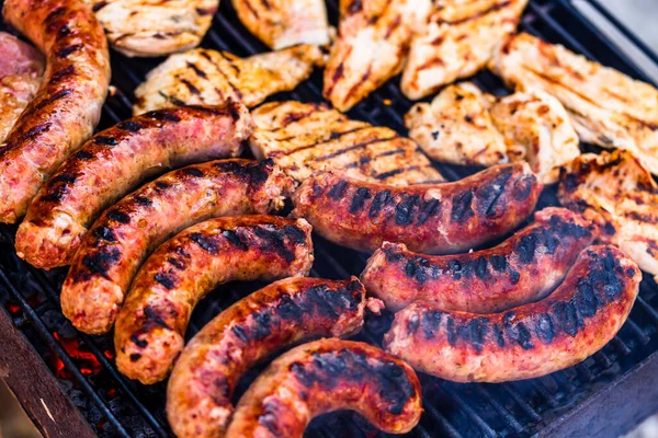 Zbliżenie Grillowania Kiełbasek Kotletów Wieprzowych Grillu Grill Ogrodzie — Zdjęcie stockowe