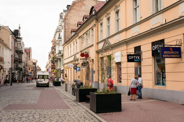 Poznan ポーランド 2013年5月18日 ポーランドのカルパツ通りを歩く人々の眺め — ストック写真