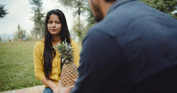 Ett Indiskt Par Som Har Picknick Trädgård Omgiven Gröna Träd — Stockfoto