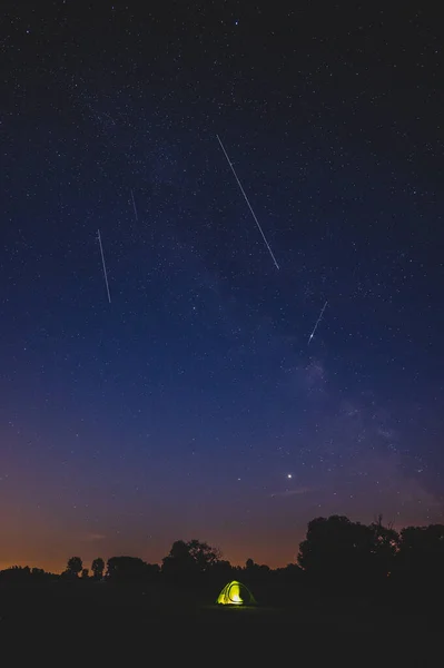 Eine Vertikale Aufnahme Eines Nachthimmels Mit Leuchtenden Sternen — Stockfoto