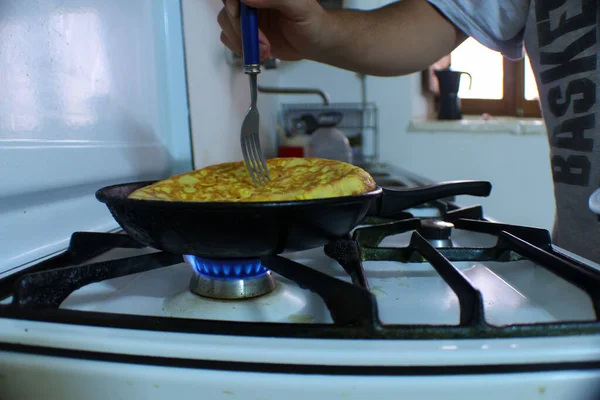 Zbliżenie Osoby Robiącej Omlet Ziemniaczany Patelni Kuchence Butanowej — Zdjęcie stockowe