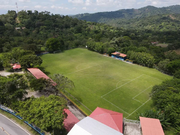 Libertad Salvador 2021年9月24日 一个有茂密森林环绕的足球场的空中景观 — 图库照片