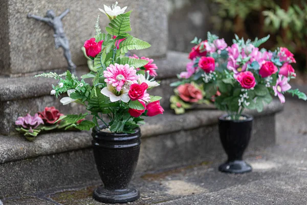 Potted Plastic Flowers Front Gravestone — Stock Photo, Image