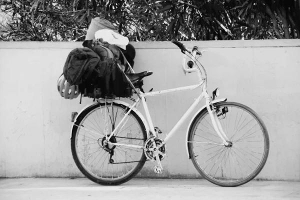 Colpo Scala Grigi Una Bicicletta Parcheggiata Sulla Strada Contro Muro — Foto Stock
