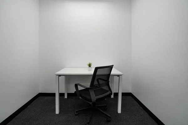 Escritório Minimalista Com Uma Mesa Cadeira — Fotografia de Stock