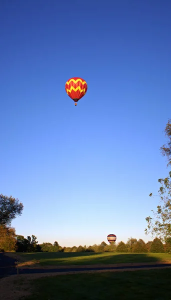 Pionowe Ujęcie Kolorowego Balonu Powietrza — Zdjęcie stockowe