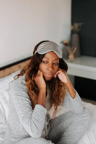 Een Verticaal Shot Van Een Zwarte Vrouw Pyjama Met Een — Stockfoto