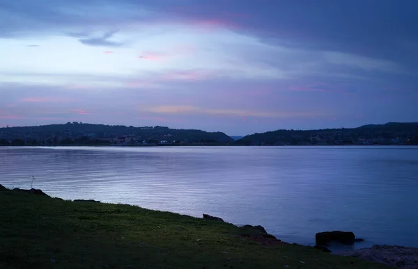 Una Hermosa Vista Tranquilo Lago Bajo Cielo Púrpura Claro Después — Foto de Stock