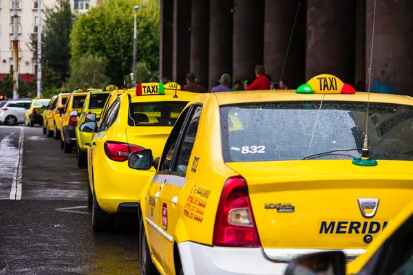 Buchare Rumänien Sep 2021 Naturskön Bild Taxibilar Parkerad Vid Stationen — Stockfoto