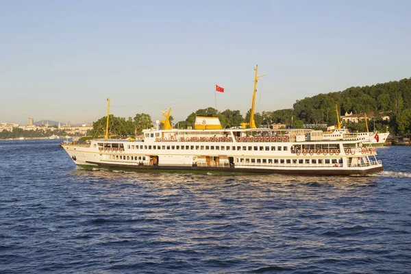 Istanbul Turkey Sep 2021 Ett Motorfartyg Vattnet Istanbul Turkiet — Stockfoto