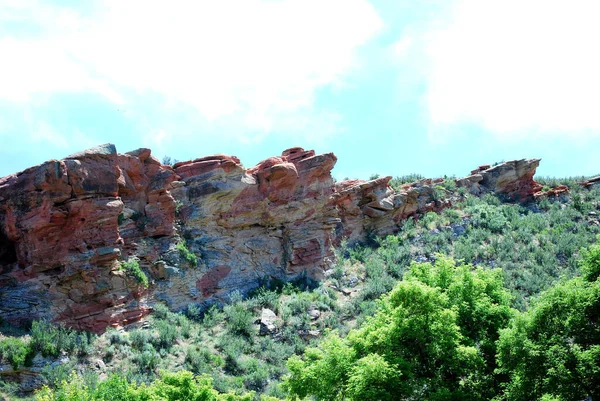Een Prachtig Uitzicht Rotsachtige Kliffen Het Park — Stockfoto
