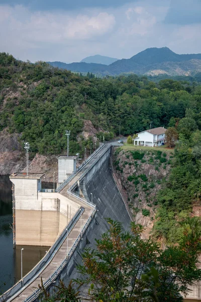 Eine Schöne Aufnahme Des Staudamms Und Des Ravasanella Sees Italien — Stockfoto
