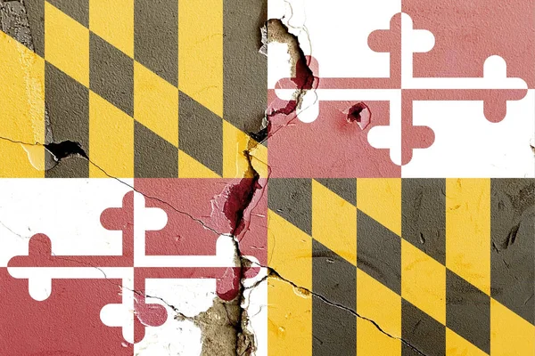 損傷を受けた古い壁に描かれたメリーランド州の旗 それに亀裂とメリーランド州の旗の背景 — ストック写真