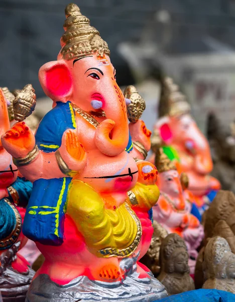 Pionowe Ujęcie Barwnej Rzeźby Ganeshy Rozmytym Tle — Zdjęcie stockowe