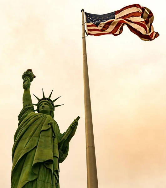 Nízký Úhel Záběru Americké Vlajky Sochy Národního Památníku Svobody — Stock fotografie