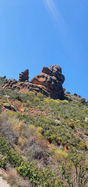 丘の中腹にある巨大な岩の層 — ストック写真