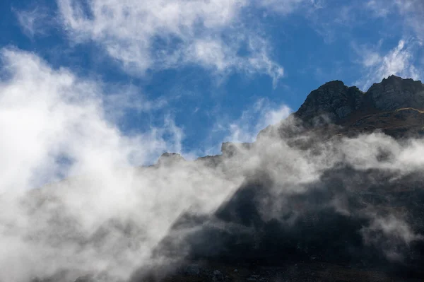 Uma Vista Aérea Nevoeiro Sobre Encosta Montanha — Fotografia de Stock