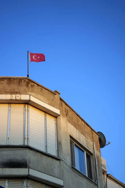 Bandiera Turca Che Avvolge Edificio Contro Cielo Blu — Foto Stock