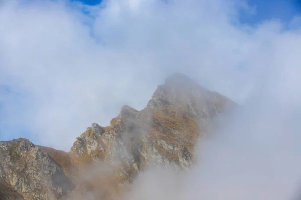 Veduta Aerea Della Nebbia Sul Pendio Della Montagna — Foto Stock