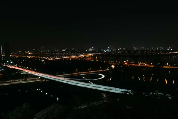Hermoso Panorama Una Ciudad Con Puente Luces Iluminadas Por Noche — Foto de Stock