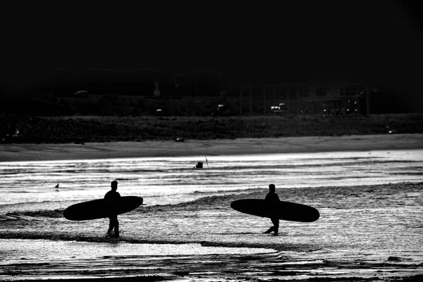 Une Silhouette Hommes Tenant Des Planches Surf Par Ventura Beach — Photo