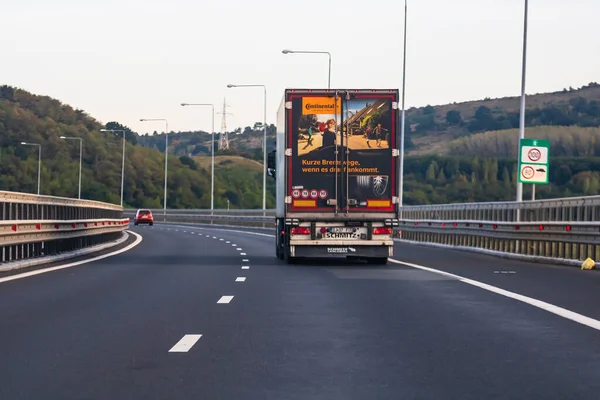 Buchare Roemenië Sep 2021 Een Geladen Europese Vrachtwagen Beweging Asfaltweg — Stockfoto