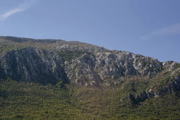 Eine Felsige Klippe Der Landschaft Einem Sonnigen Tag Unter Einem — Stockfoto
