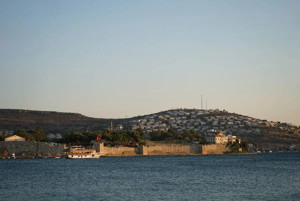 Beautiful Scenery Sea Water Houses Hill Blue Sky Sunny Day — Foto Stock