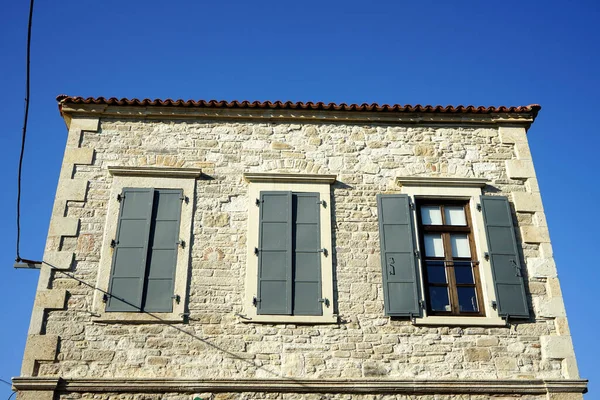 Vue Angle Bas Bâtiment Trois Fenêtres Avec Volets Contre Ciel — Photo