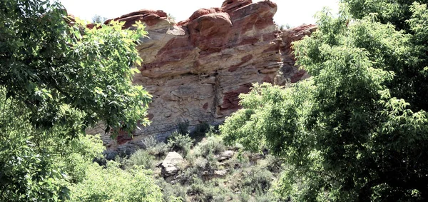 公園内の岩場の崖の美しい景色 — ストック写真