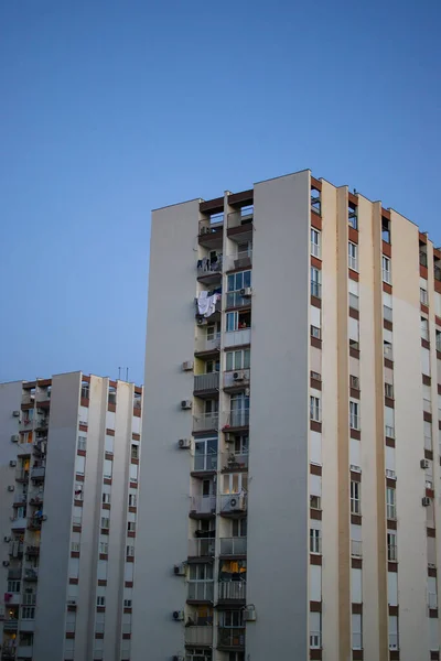 Plano Vertical Edificios Modernos Blancos Lisos Bajo Cielo Azul Sin — Foto de Stock