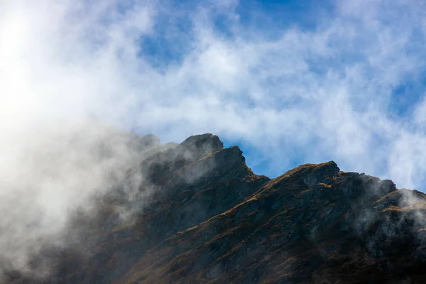 Una Vista Aérea Niebla Sobre Ladera Montaña — Foto de Stock