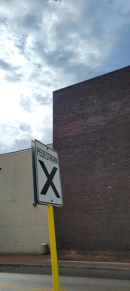 Вертикальный Снимок Знака Пешеходной Улицы — стоковое фото