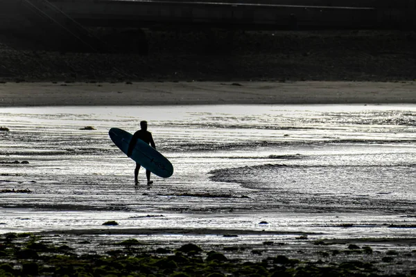벤추라 해변에서 파도타기 남자의 실루엣 — 스톡 사진