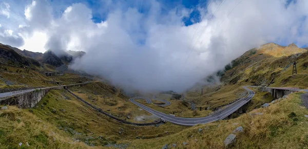 Δρόμος Transpagarasan Από Βουνά Fagaras Στην Ομίχλη — Φωτογραφία Αρχείου