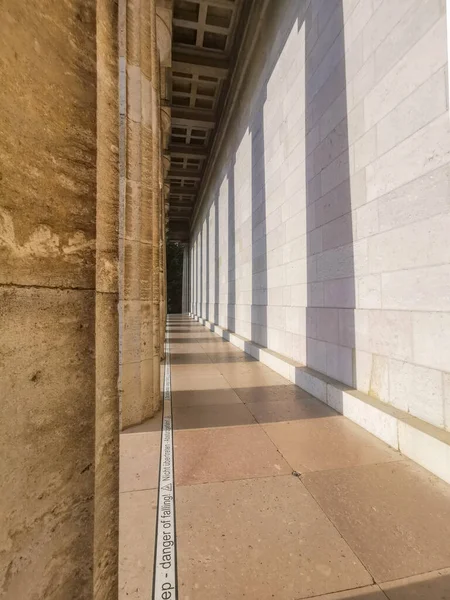 Tiro Vertical Linha Colunas Edifício Sombra Parede — Fotografia de Stock