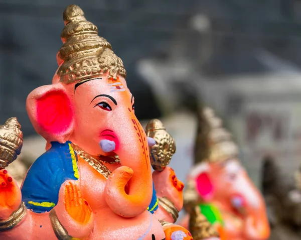 Een Close Shot Van Een Kleurrijke Ganesha Sculptuur Een Wazige — Stockfoto