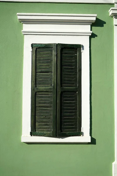 Una Toma Vertical Persianas Cerradas Edificio Verde — Foto de Stock
