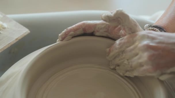 Mains Potier Faisant Pot Céramique — Video