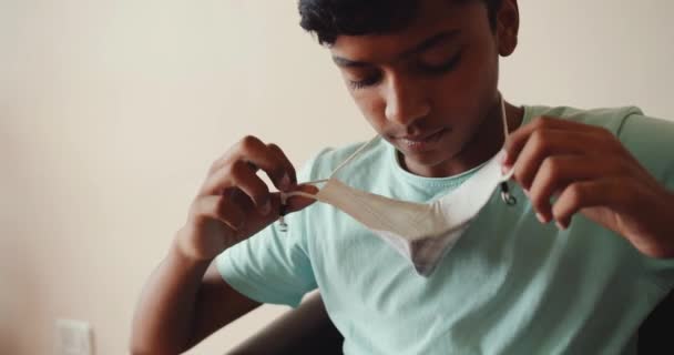 戴口罩的印度男孩的近视 — 图库视频影像