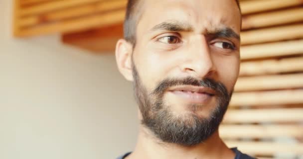 Fiatal Jóképű Indiai Férfi Van Szobában — Stock videók