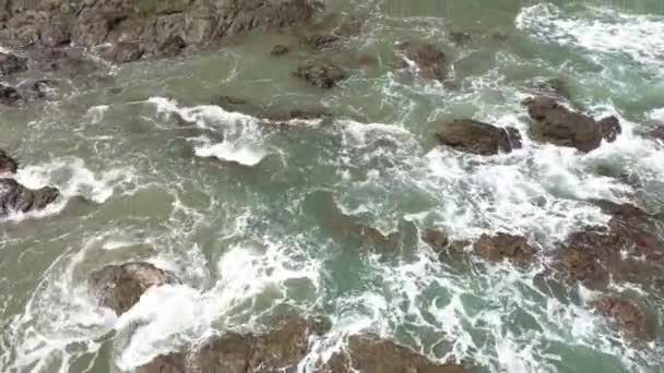 Красивий Вид Природну Воду Скелястими Скелями Літній Фон — стокове відео